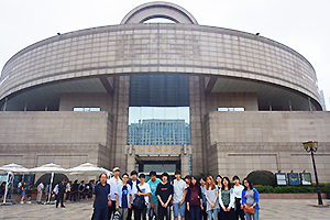 上海研修では、中国屈指の収蔵品を有する上海博物館を見学。日本に留学していた学芸員の先生から説明を受けた