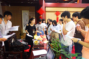 復旦大学文物与博物館学系陳列館の教室にて行われた中国語学習では、実践を重視した会話の練習が終日行われた