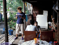 タイ・バンコクの高床住宅調査の様子