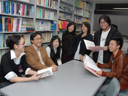 卒論の相談で研究室に集まった4年生たち（左から二人目が小野教授）