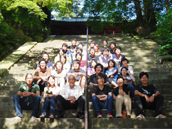 ７月のゼミ旅行にて。今年は総勢30人が京都近郊で古寺見学。写真は比叡山延暦寺根本中堂