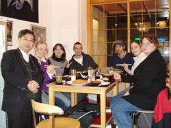 ベルリンの日本食レストランでドイツの学生と語り合う