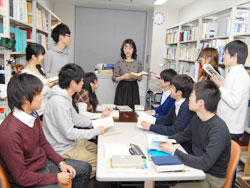 研究室で勉強会。時には岡松先生が学生たちに、おいしい紅茶を振る舞うことも