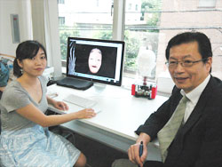 院生の坂さんは“能面”の研究を展開。モニター横は、顔の傾きを研究するモデル模型