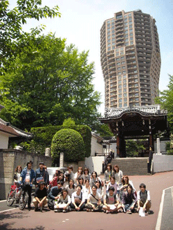 麻布周辺のまち歩き（今年6月）。寺門と高層マンションの対比が印象的です