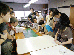 2009年10月の研修旅行では貼箱制作を体験
