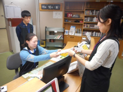 カウンターの内側で対応シミュレーション（多摩）