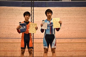 年間チャンピオンに輝く渡部選手（写真左）※写真提供:スポーツ法政新聞会